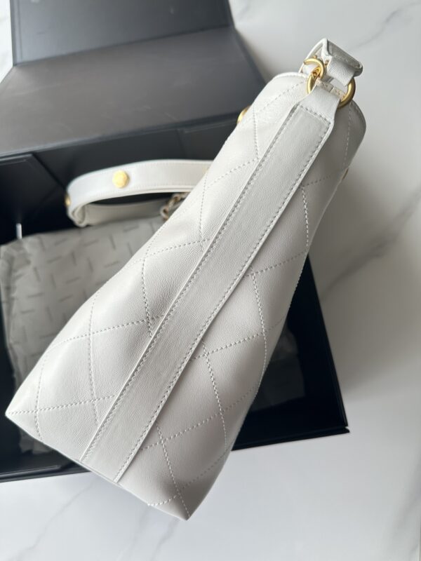 Chanel 22 Handbag in White Calfskin - Image 7