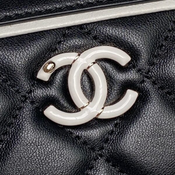 Chanel Quilted Vanity Case - Image 7