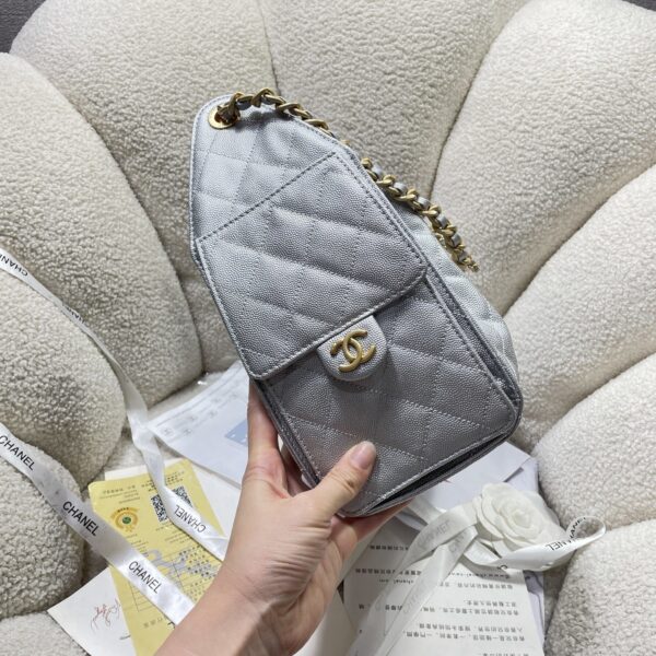 Chanel 22 Handbag in Metallic Quilted Calfskin - Image 8