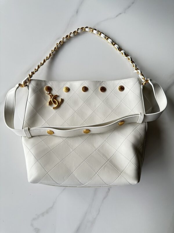 Chanel 22 Handbag in White Calfskin - Image 2