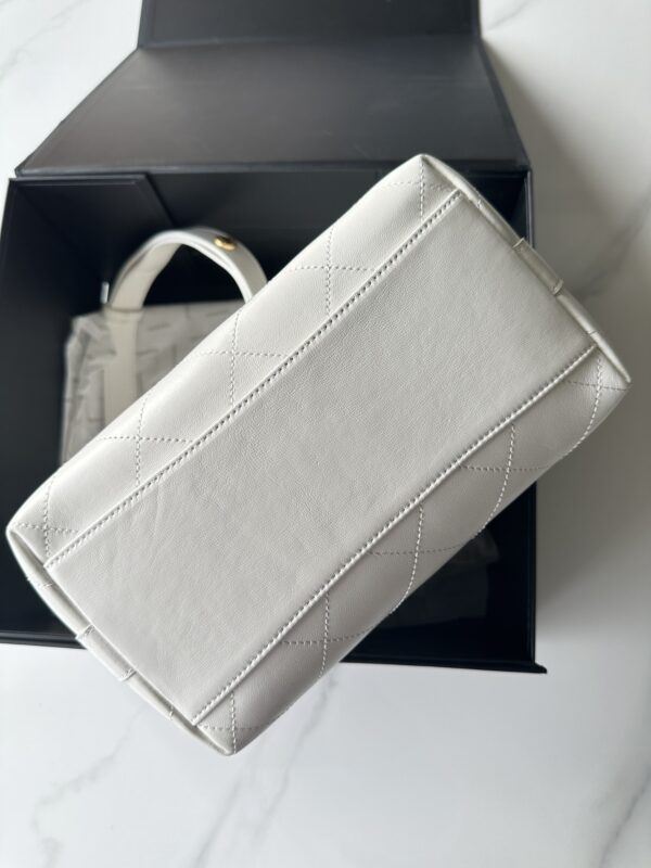 Chanel 22 Handbag in White Calfskin - Image 8