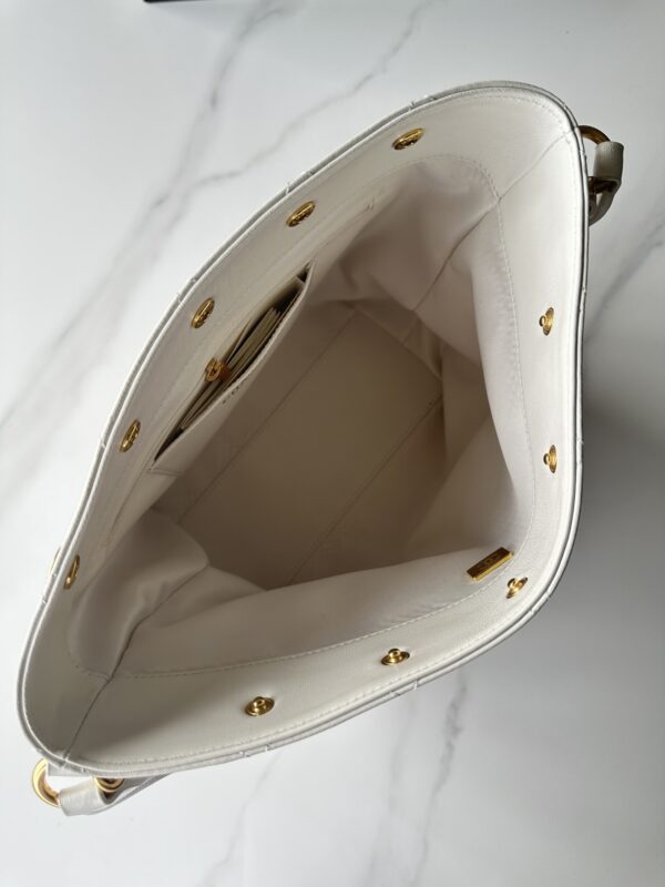 Chanel 22 Handbag in White Calfskin - Image 4