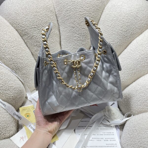 Chanel 22 Handbag in Metallic Quilted Calfskin - Image 9