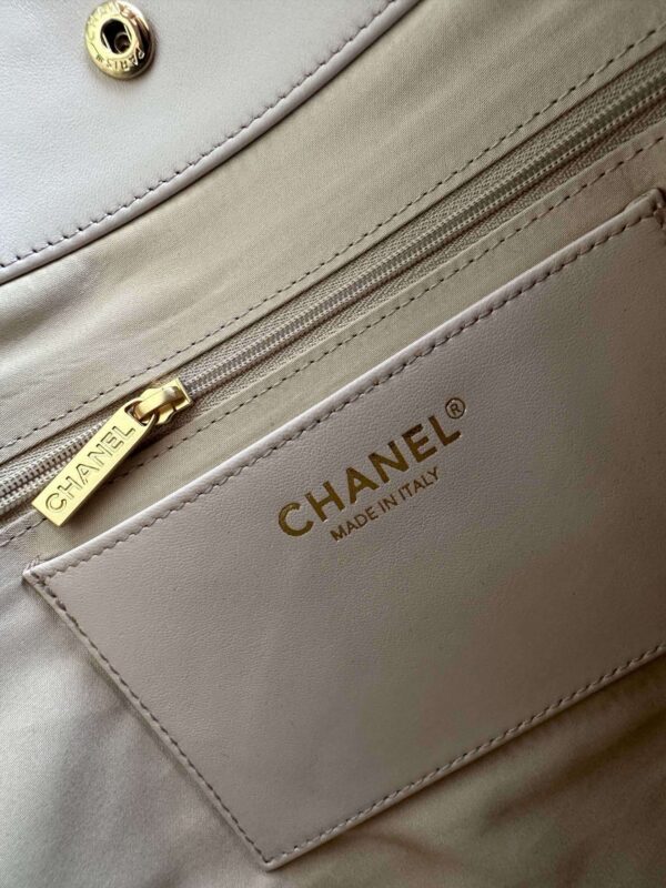 Chanel Quilted Hobo Bag - Image 4