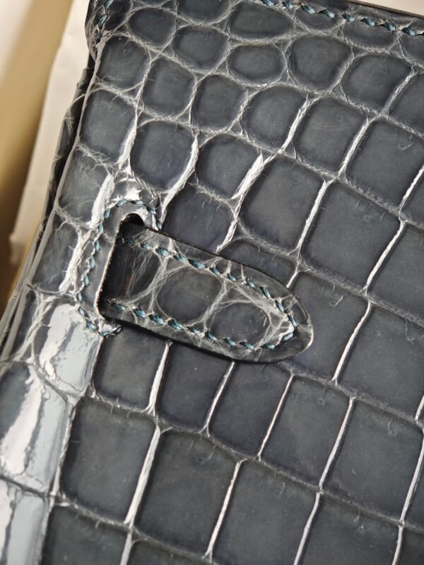 Hermès Birkin 25 Bleu de Nuit Shiny Porosus Crocodile with Gold Hardware - Image 7