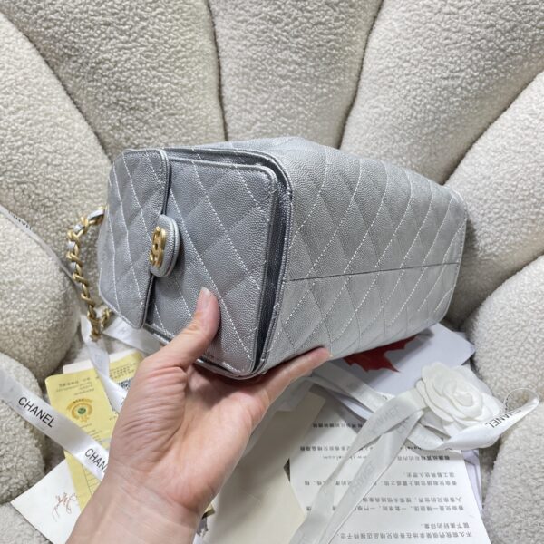 Chanel 22 Handbag in Metallic Quilted Calfskin - Image 6