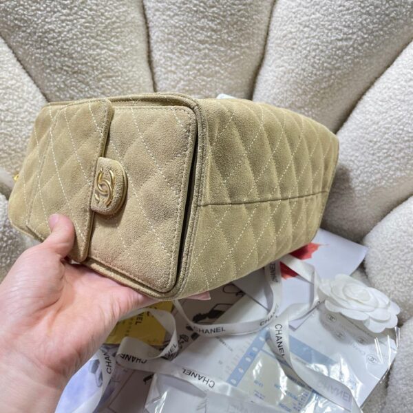 Chanel 22 Handbag in Caramel Shearling - Image 6