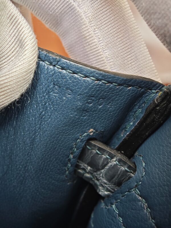 Hermès Birkin 25 Bleu de Nuit Shiny Porosus Crocodile with Gold Hardware - Image 10