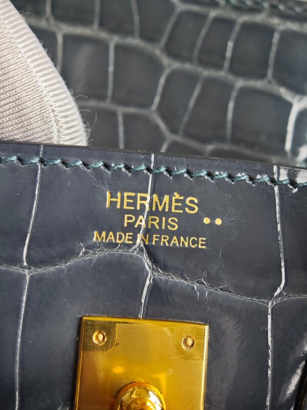 Hermès Birkin 25 Bleu de Nuit Shiny Porosus Crocodile with Gold Hardware - Image 6