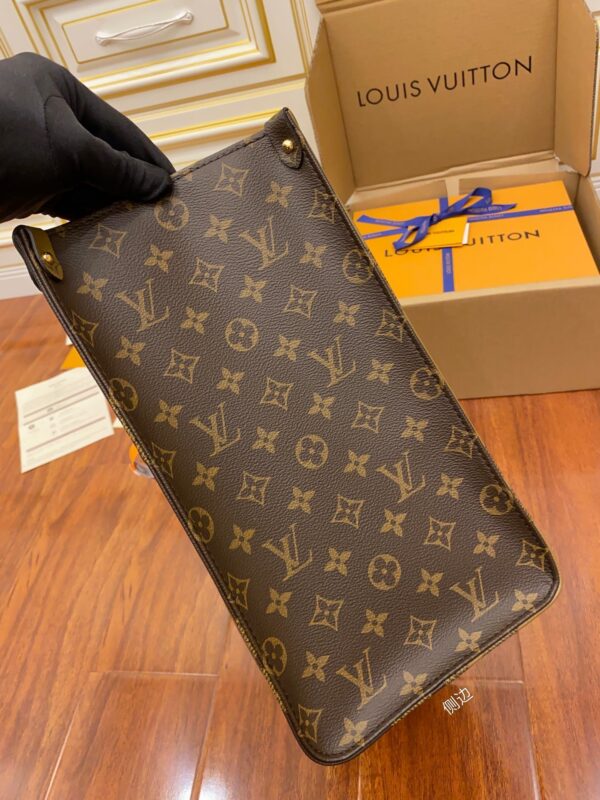 Louis Vuitton OnTheGo GM Monogram Giant Canvas - Image 3