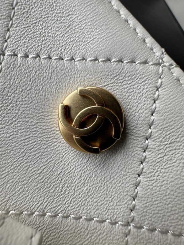 Chanel 22 Handbag in White Calfskin - Image 5