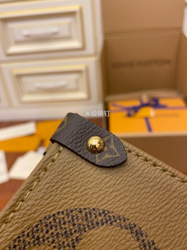Louis Vuitton OnTheGo GM Monogram Giant Canvas - Image 6