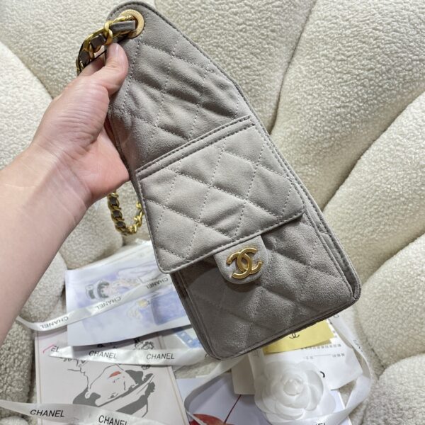 Chanel 22 Handbag in Taupe Suede - Image 8