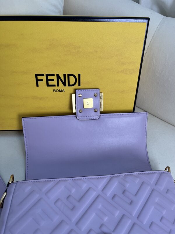 Fendi Baguette Medium in Lilac Embossed Leather - Image 5
