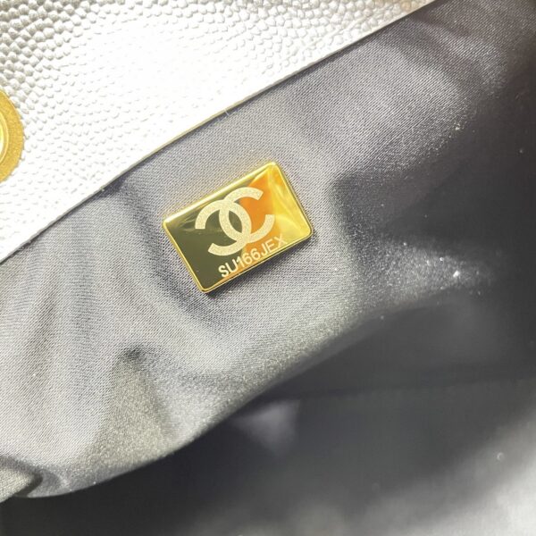 Chanel 22 Handbag in Metallic Quilted Calfskin - Image 3