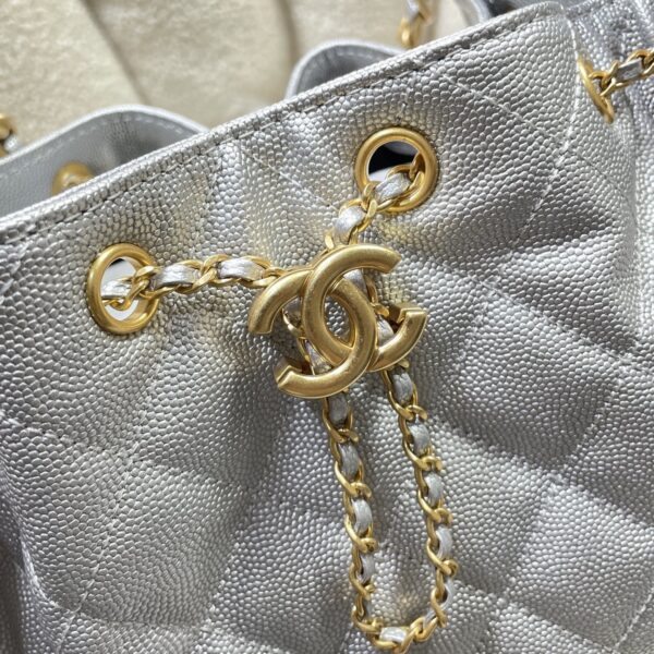 Chanel 22 Handbag in Metallic Quilted Calfskin - Image 2