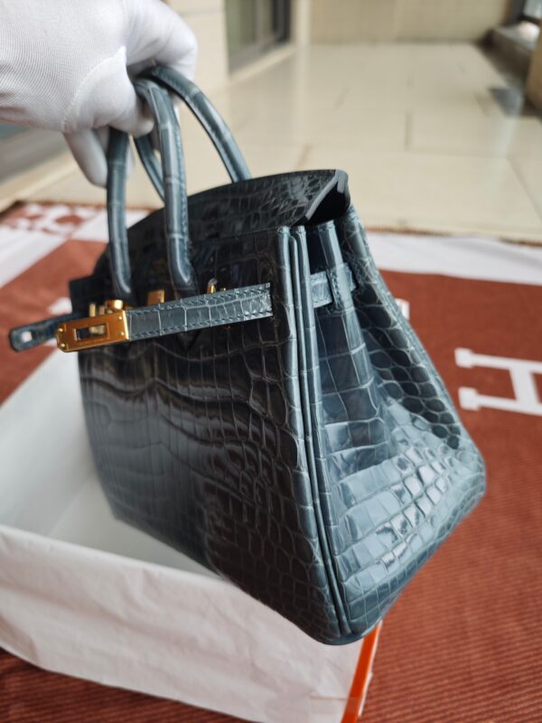Hermès Birkin 25 Bleu de Nuit Shiny Porosus Crocodile with Gold Hardware - Image 9