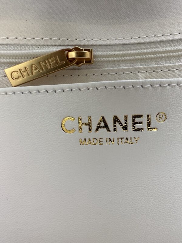 Chanel 22 Handbag in White Calfskin - Image 3