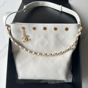Chanel 22 Handbag in White Calfskin