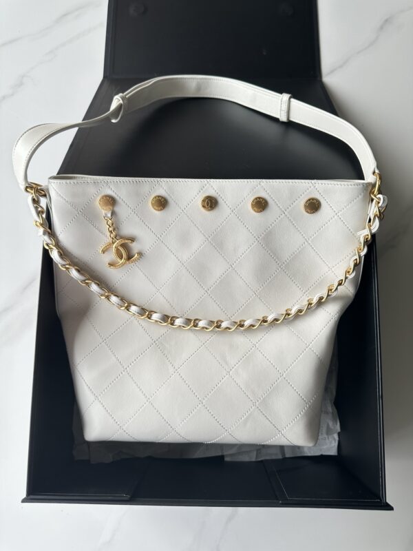Chanel 22 Handbag in White Calfskin