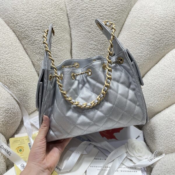 Chanel 22 Handbag in Metallic Quilted Calfskin - Image 7